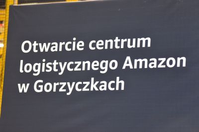 plansza z informacją o otwarciu centrum 